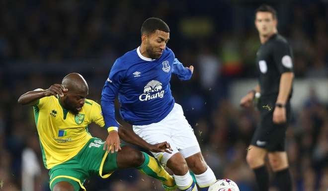 Everton's Aaron Lennon (right) and Norwich City's Youssouf Mulumbu battle for the ball. Photo: AP