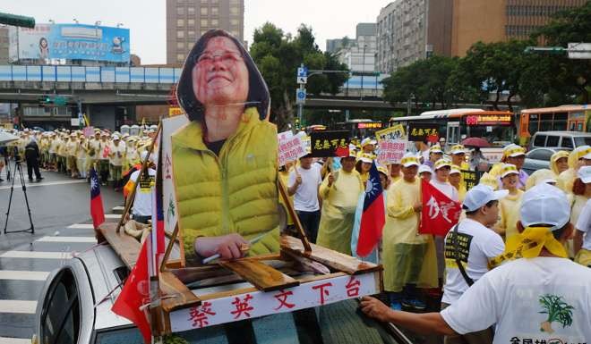 A picture of Taiwan President Tsai Ing-Wen sits atop a car during a demonstration by tourism industry workers on September 12. Photo: AFP