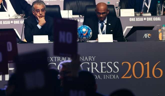 President Shaikh Salman Bin Ebrahim Al Khalifa (left) looks on as members hold up 'NO' voting cards. Photo: AFP