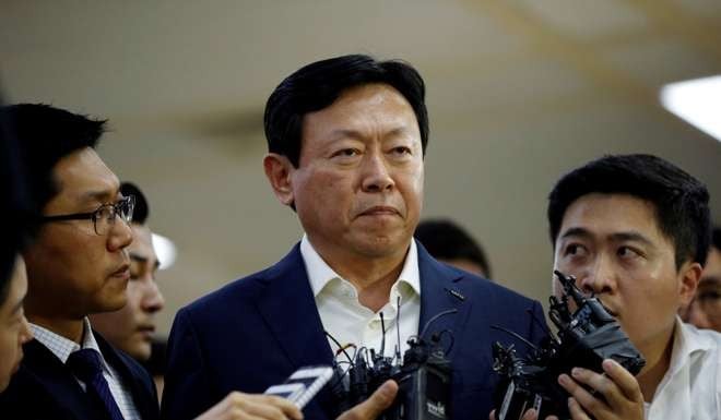Lotte Group Chairman Shin Dong-bin is surrounded by reporters. Photo: Reuters