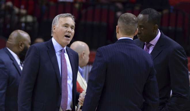 Houston Rockets head coach Mike D'Antoni talks with his assistants.