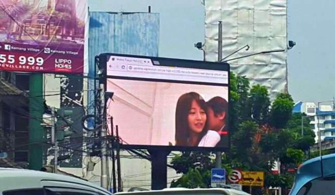 The Japanese film Watch Tokyo Hot was broadcast for 10 minutes on the advertising screen at a major intersection in the Indonesian capital. Photo: Twitter