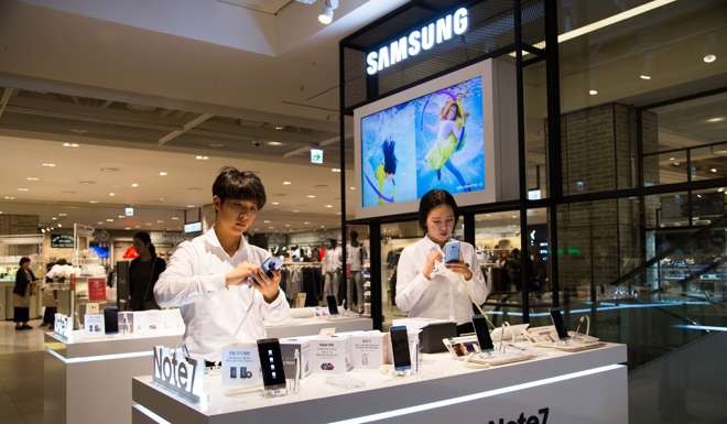 Employees inspect Samsung Electronics Co. Galaxy Note 7 smartphones at one of the company's promotional booths in Seongnam, South Korea. Photo: Bloomberg