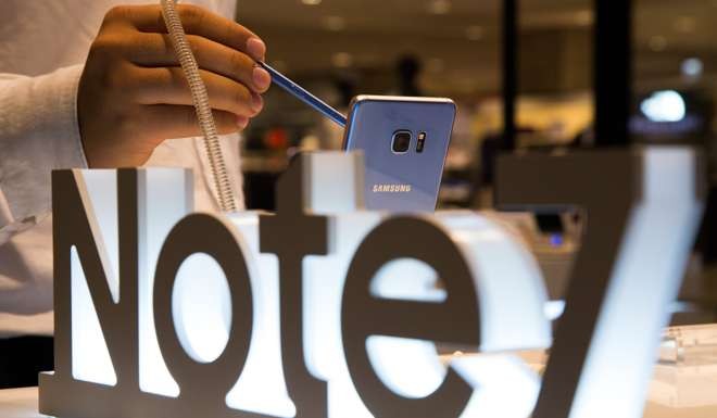 An employee uses a Samsung Electronics Co. S Pen stylus on a Samsung Galaxy Note 7 smartphone. Photo: Bloomberg