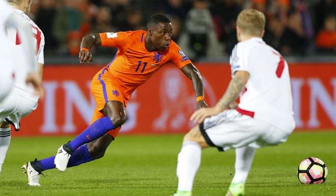 The Netherlands' Quincey Promes and Belarus' Nikita Korzun vie for the ball. Photo: AP