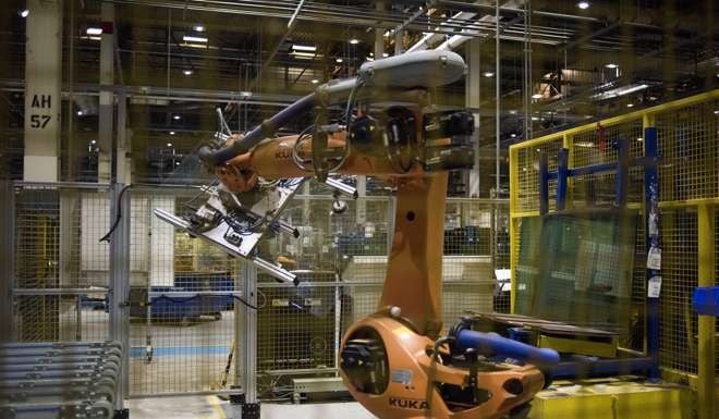 A robotic arm manoeuvres glass on the manufacturing line at the Fuyao Glass America production facility in Moraine, Ohio. Photo: Bloomberg