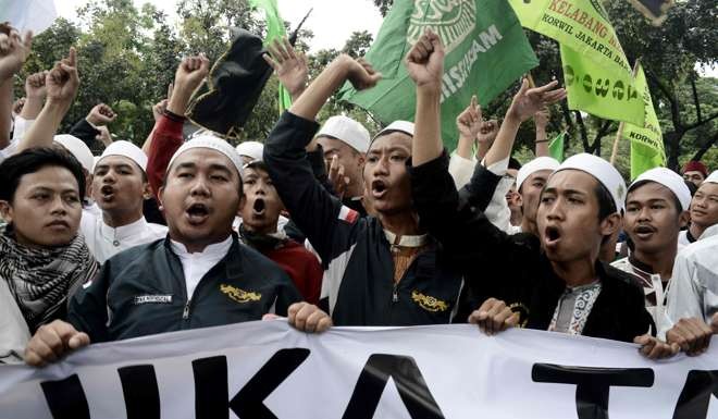 Young Indonesian protesters chant as they demonstrates against Jakarta's Christian governor Basuki Tjahaja Purnama outside his office in Jakarta. Photo: AFP