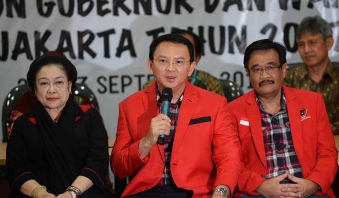 Jakarta governor Basuki Tjahaja Purnama (centre) speaks as he is accompanied by Deputy Governor Djarot Saiful Hidayat (right). Photo: Xinhua