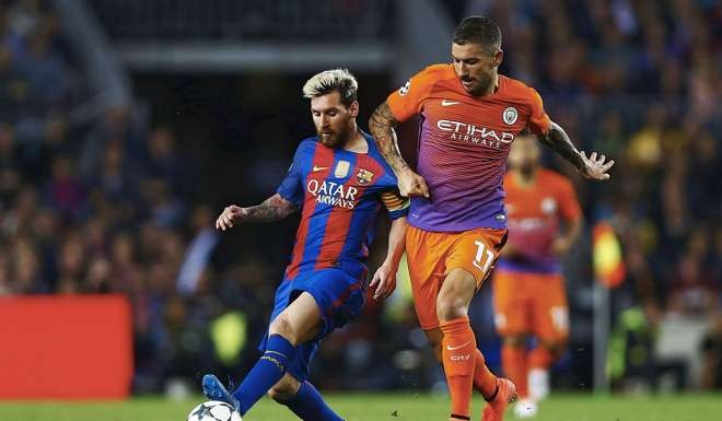 Barcelona's Lionel Messi (L) fights for the ball with Manchester City's Aleksankdr Kolarov (R) during the UEFA Champions League group C soccer match between FC Barcelona and Manchester City. Photo: EPA