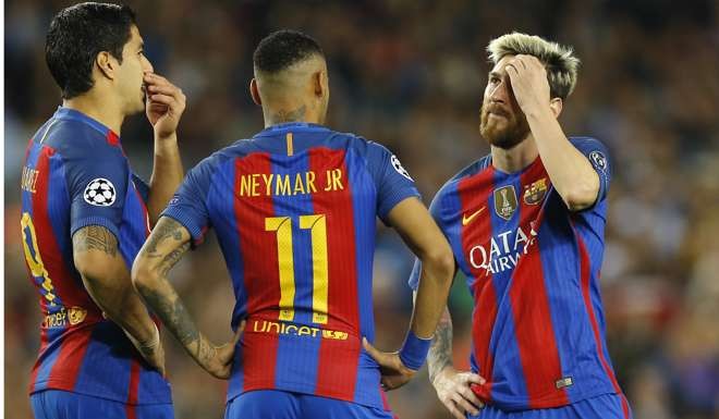 Barcelona's Luis Suarez, Neymar and Lionel Messi talk before taking a free kick during a Champions League, Group C soccer match between Barcelona and Manchester City, at the Camp Nou stadium in Barcelona, Wednesday, Oct. 19, 2016. Barcelona won 4-0. (AP Photo/Francisco Seco)
