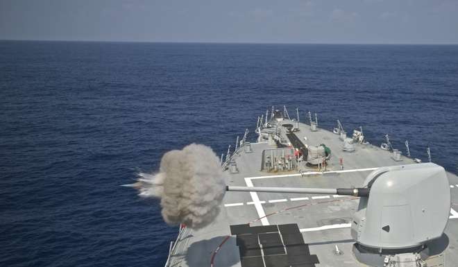 MK 45 5 inch gun is fired during gunnery exercises aboard the guided-missile destroyer USS Decatur on August 22 in the East China Sea. Photo: AFP