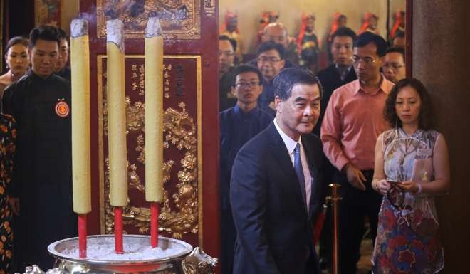 Chief Executive Leung Chun-ying visits Man Mo Temple on Thursday. Photo: Sam Tsang
