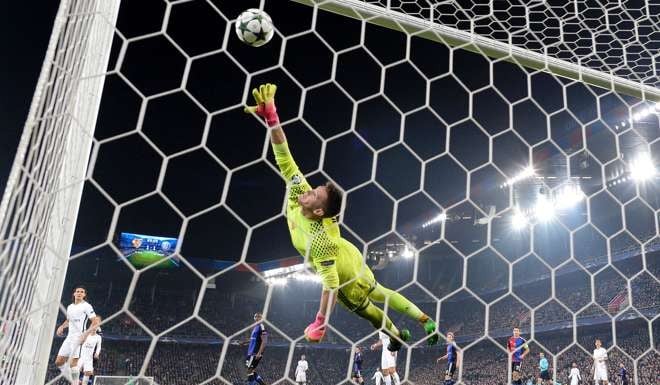 Paris Saint-Germain's Belgian defender Thomas Meunier (unseen) scores a goal. / AFP PHOTO / FABRICE COFFRINI