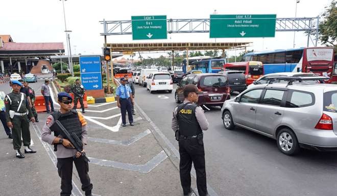 Indonesian policemen stand guard outside the Sukarno-Hatta airport. Photo: AFP