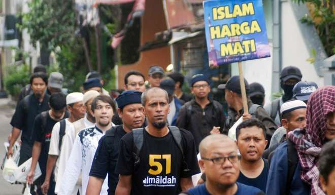 Hardline Muslim activists in Solo depart for Jakarta on November 3, 2016 to participate in a planned mass demonstration in protest against Jakarta governor Basuki Tjahaja Purnama, a Christian facing allegations of blasphemy. Photo: AFP