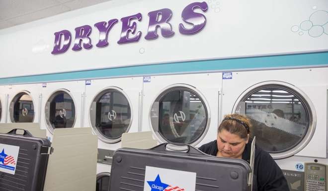 Voters cast ballots at Su Nueva Lavaderia Laundromat in the 2016 presidential elections in Chicago, Illinois. Photo: AFP