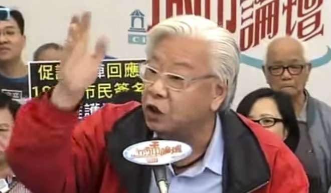 Robin Cheng Yuk-kai, chairman of the Taxi Drivers and Operators Association, filed the writ on Wednesday. Photo: YouTube