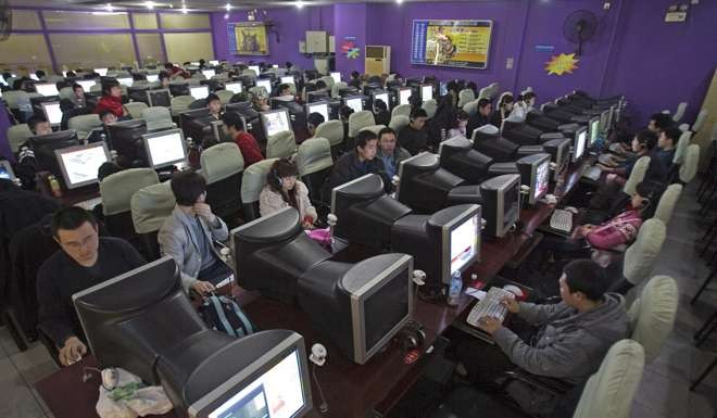 Chinese people at an internet cafe in Beijing. Photo: EPA