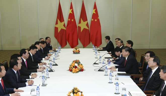 Xi (centre right) meets Vietnamese President Tran Dai Quang (centre left) in Lima. Photo: Xinhua