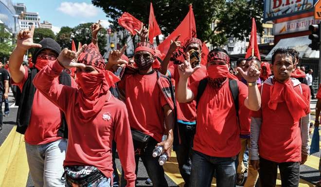 Pro-government Red Shirts march to counter a protest organised by Malaysia’s electoral reformist group Bersih calling for Malaysia's Prime Minister Najib Razak's resignation. Photo: AFP