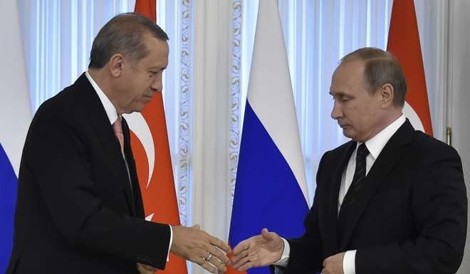 Russian President Vladimir Putin shakes hands with his Turkish counterpart Recep Tayyip Erdogan ahead of their press conference near Saint Petersburg on August 9, their first meeting since Ankara shot down a Russian warplane in November last year. Photo: AFP