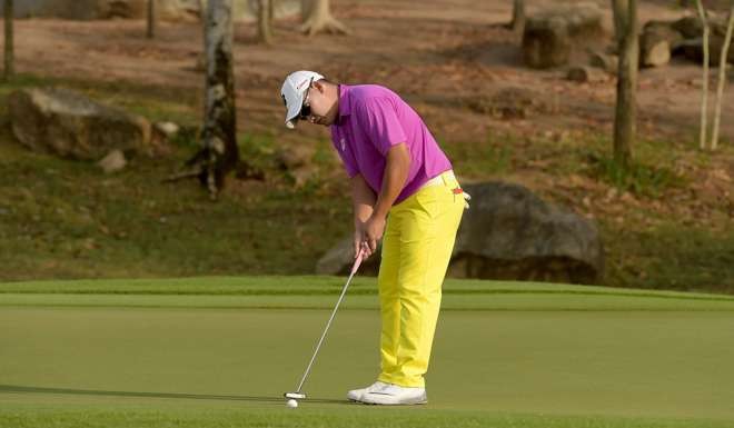 Angelo Que putts during the True Thailand Classic in March. Photo: Asian Tour