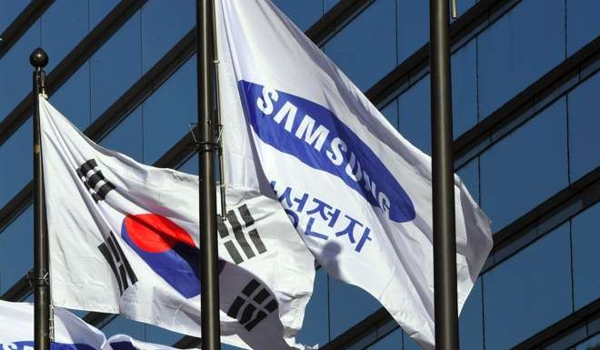 A Samsung flag (R) and South Korean national flag (L) flutter outside Samsung group headquarters in Seoul. Photo: AFP