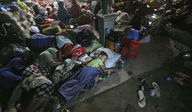 Earthquake survivors sleep on the ground at a temporary shelter. Photo: AP