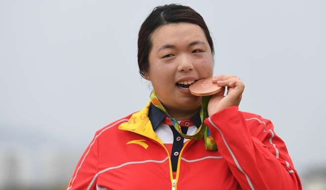 China's Feng Shanshan poses with her bronze medal at the Rio Olympic golf course. Photo: AFP