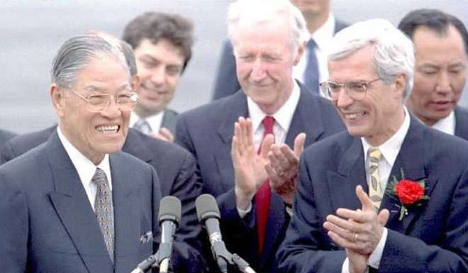 President Lee Teng-Hui (L) of Taiwan is applauded after his introduction at a ceremony in Syracuse, New York, in 1995. Photo: AFP