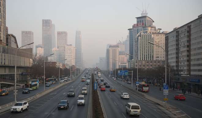 Beijing roads reduced levels of traffic on Monday as the red alert, introduced because of the severe air pollution. Photo: Xinhua限具则出现大客流量。 新华社记者 罗晓光 摄