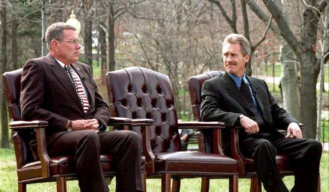 Hugh Thompson (left) and Larry Colburn wait to be introduced during ceremonies at the Vietnam Veterans Memorial in Washington where they were awarded the Soldier’s Medal for heroism, in March 1998. Photo: AFP