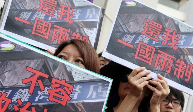 Protesters come out in support of bookseller Lam Wing-kee. Photo: Felix Wong