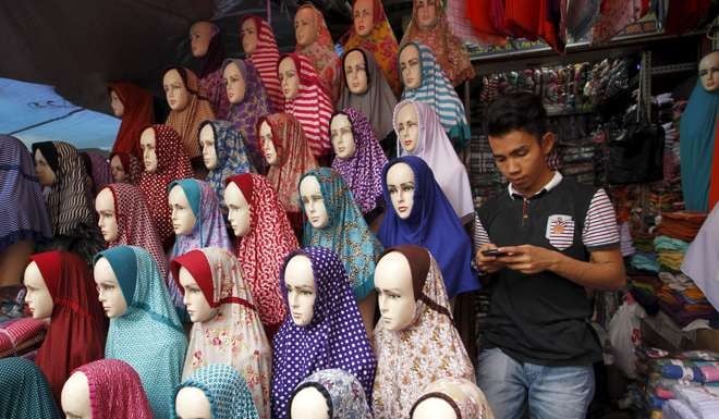 A vendor waits for customers at a market stall in Tanah Abang market in Jakarta. Indonesia's economy picked up speed in the fourth quarter but full-year growth was still the slowest since the global financial crisis as weak consumption, investment and exports took a toll on output. Photo: Reuters