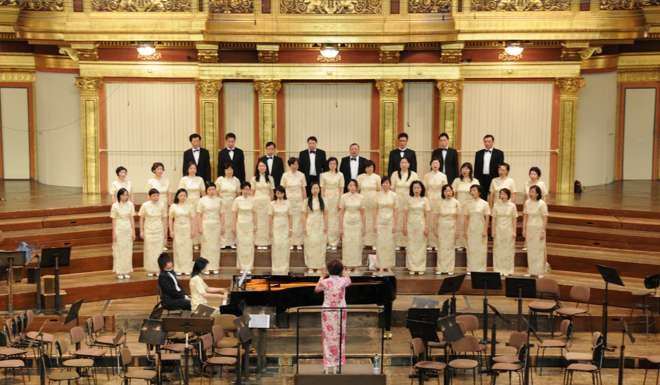 Fei leading the Allegro Singers in concert in Vienna. Photo: Barbara Fei