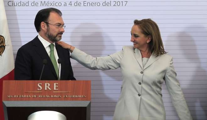 Mexico's new Foreign Minister Luis Videgaray (left) and his predecessor Claudia Ruiz Massieu attend a press conference in Mexico Cit on Wednesday. Photo: Xinhua