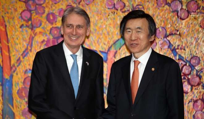 South Korean Foreign Minister Yun Byung-se (right) alongside British Chancellor of the Exchequer Philip Hammond. Photo: EPA