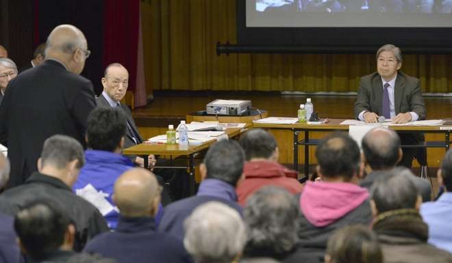 A Tsukiji fish market official asks a question to a panel of experts formed by the Tokyo metropolitan government to deal with soil contamination at the new Toyosu wholesale market site, during a panel meeting at the Tsukiji market on January 14, 2017. Photo: Kyodo