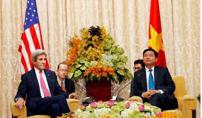 Secretary of State John Kerry with Secretary of the Ho Chi Minh City Party Committee Dinh La Thang. Photo: Reuters