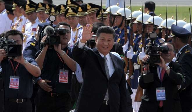 China’s President Xi Jinping waves to Cambodian students and officials in Phnom Penh. Photo: AFP