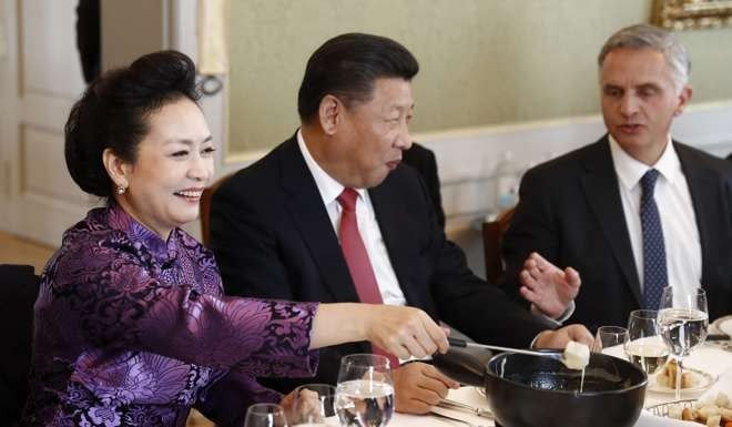 President Xi Jinping and his wife Peng Liyuan have a Swiss cheese fondue lunch with Swiss Foreign Minister Didier Burkhalter in Bern, Switzerland, on Monday. Photo: EPA