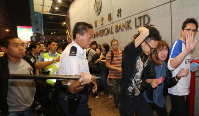 Franklin Chu uses his baton during the Mong Kok protest. Photo: Apple Daily