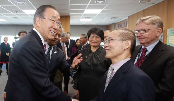 Ban Ki-moon shakes hands with an official of the East and North-East Asia Office of the United Nations Economic and Social Commission for Asia and the Pacific. Photo: EPA