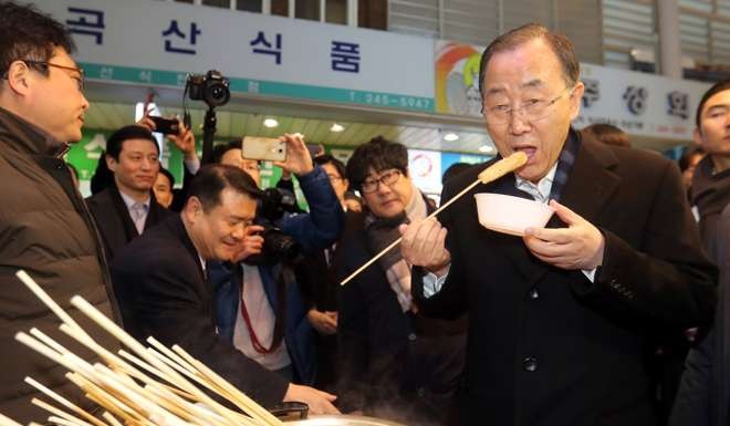 Ban Ki-moon eats a street food at a traditional market in Busan, South Korea. Photo: Reuters