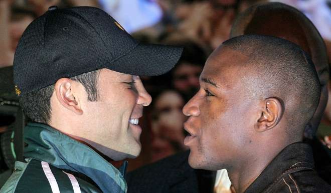 Boxers Floyd Mayweather Jr., right, and Oscar De La Hoya face off in 2007. Photo: AP