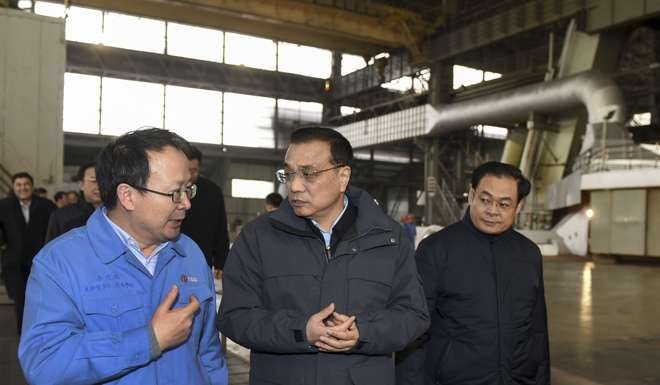 Chinese Premier Li Keqiang (middle) inspects Taiyuan Steel in Taiyuan on January 5, 2016. Photo: Xinhua