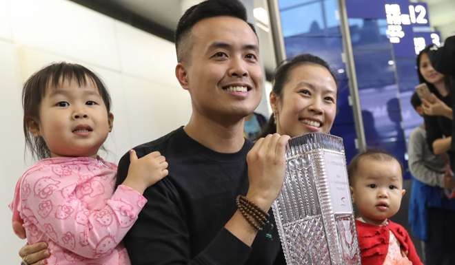Marco Fu Ka-chun with his daughters Aliciabelle (L1), wife Shirley (L3), and Amelialara (L4) at Hong Kong International Airport after his victory at Scottish Open. Photo: Nora Tam