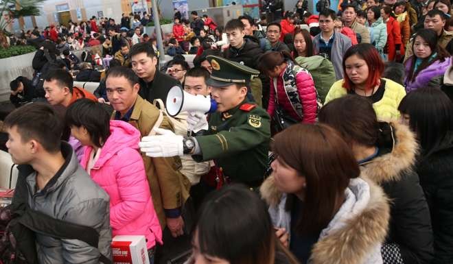 People massing at Shanghai station, headed back to work after visiting relatives. Photo: ImagineChina