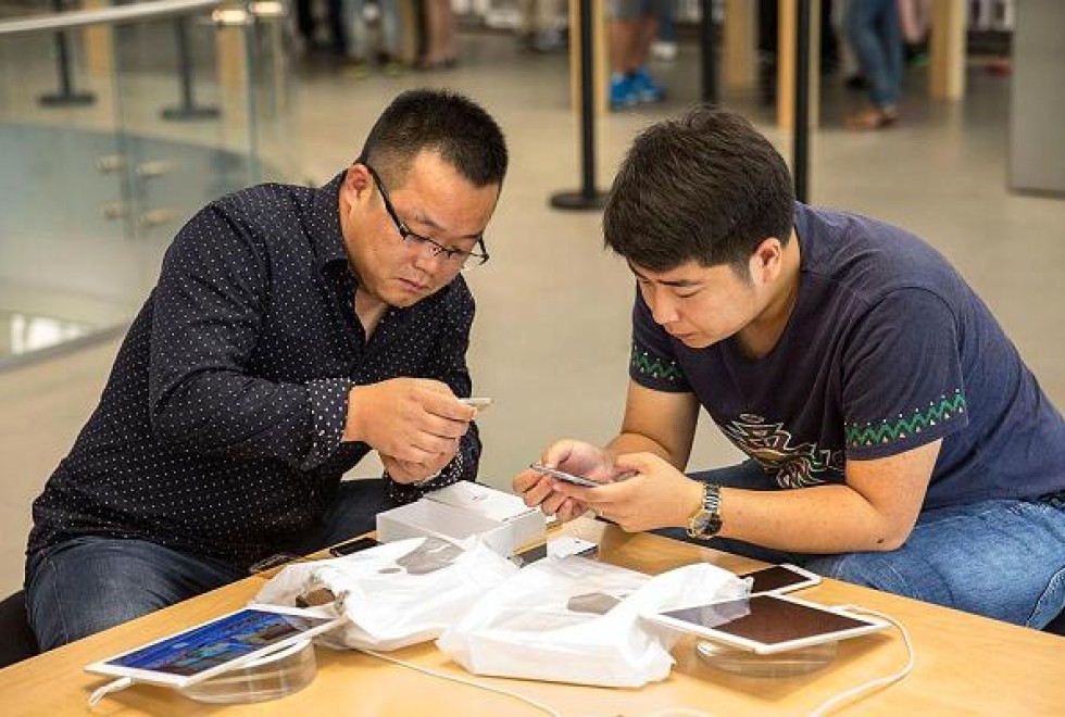 Customers use Apple's iPhone 6s at the company's store during its sales launch at the IAPM shopping mall in Shanghai. Photo: Qilai Shen/Bloomberg/Getty Images
