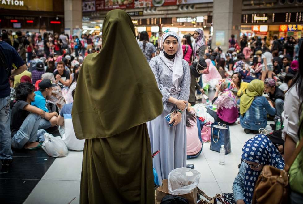 Indonesian migrant workers celebrate Eid at Taipei Main Station.